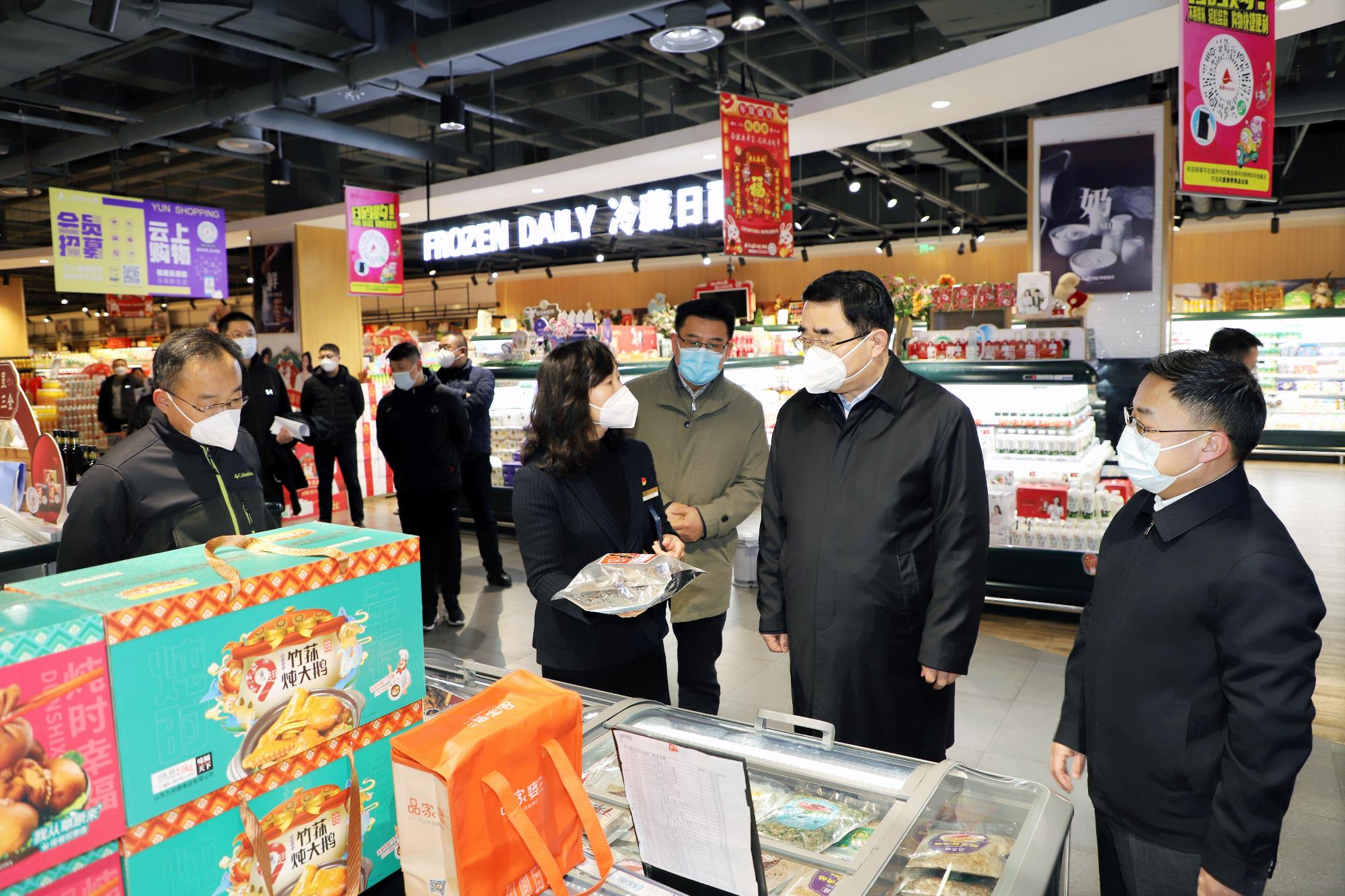 省國資委黨委書記、主任滿慎剛到魯商集團銀座濟南玉函店調研